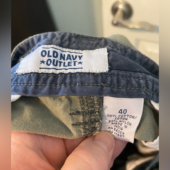 Old Navy Men’s Cargo shorts Green size 40 Belt loops zip front 6 pockets W/flaps - Picture 3 of 12